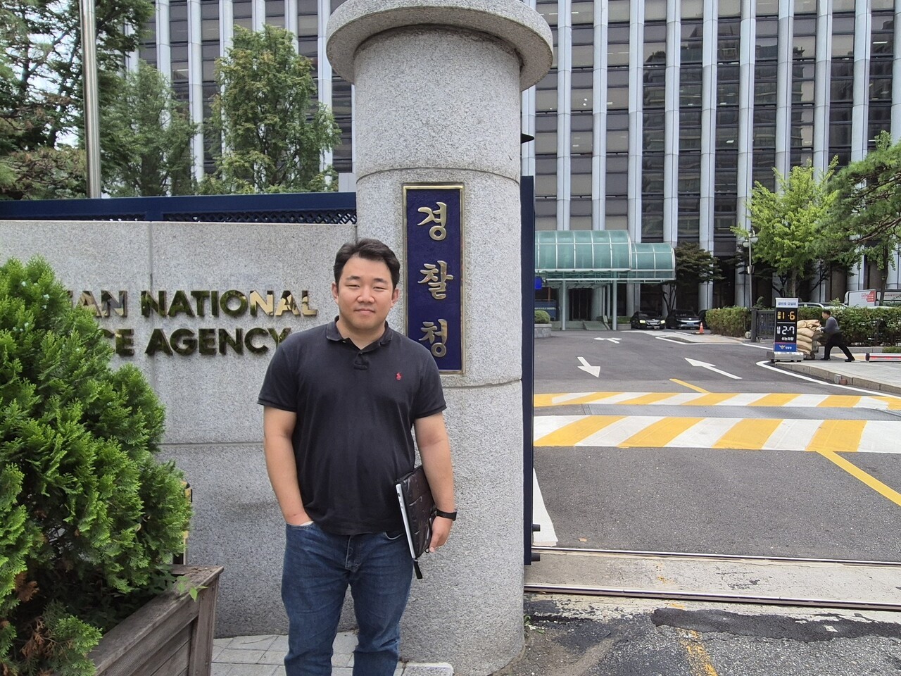 전현진 기자가 자신의 출입처인 경찰청 앞에 서있다. 손현하 기자