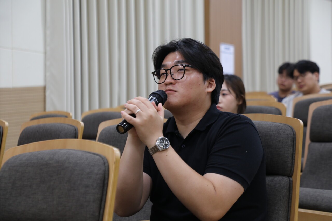 제천시 탄소중립시민참여단에서 활동하는 신기순 씨가 토론회 청중석에서 탄소중립 도시 조성을 위한 교통 정책 아이디어를 제안하고 있다. 이민기 기자