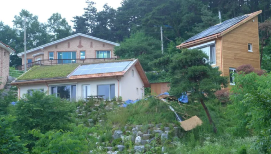 제천시 신월동에 있는 패시브하우스. 일반 건물에 비해 외벽이 3배 정도 두껍게 설계됐고, 지붕에는 태양광 패널과 잔디가 깔려 있다. 이태구 교수 제공