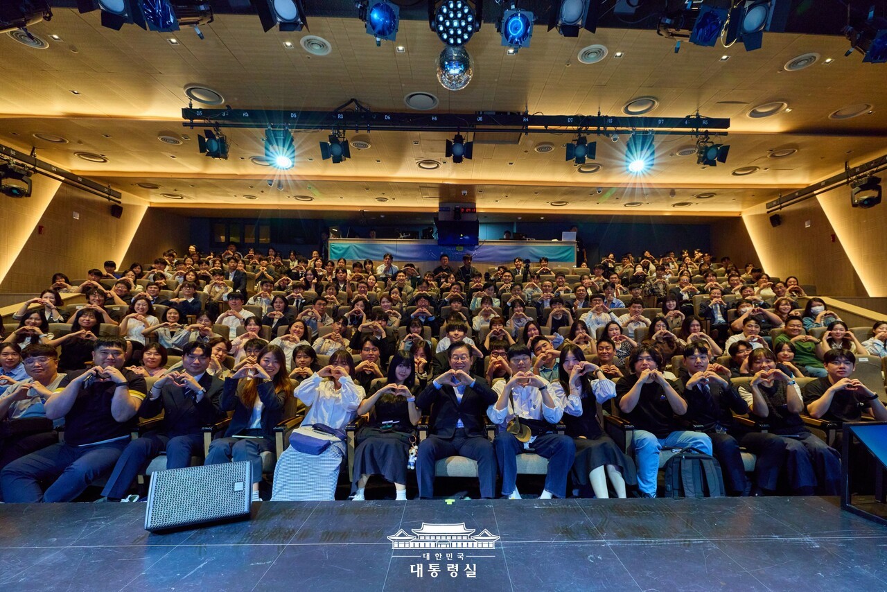 이재명 대통령이 토크콘서트 참가자들과 함께 기념사진을 찍고 있다. 대통령실 제공
