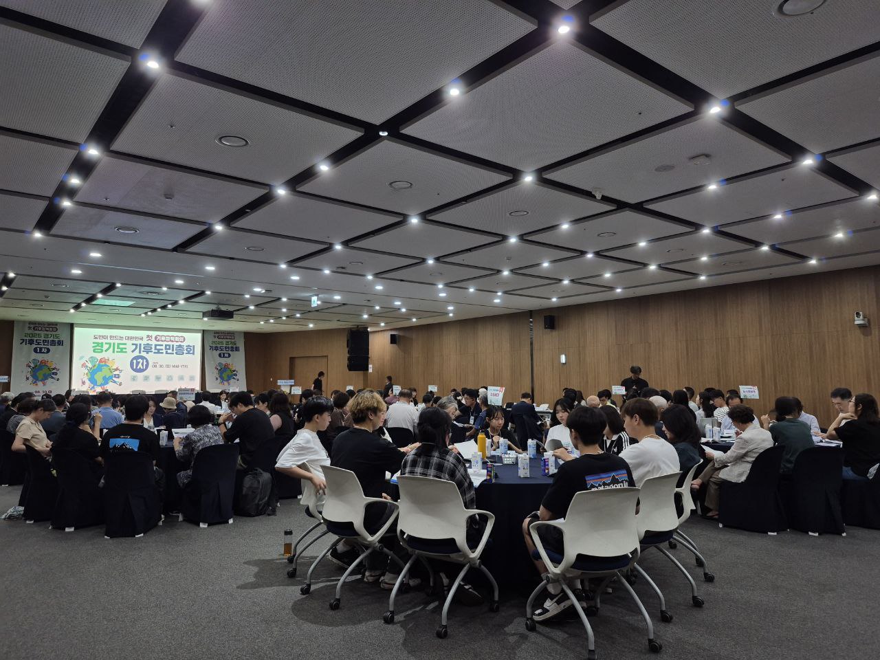 경기도 수원시 경기도청에서 기후도민총회 제1차 회의를 열고 있는 102명의 도민 대표들. 이들은 6개 워킹그룹, 11개 소그룹으로 나뉘어 활동한다. 사진 가장 앞쪽은 청소년으로 구성된 미래세대 워킹그룹이다. 장태린 기자