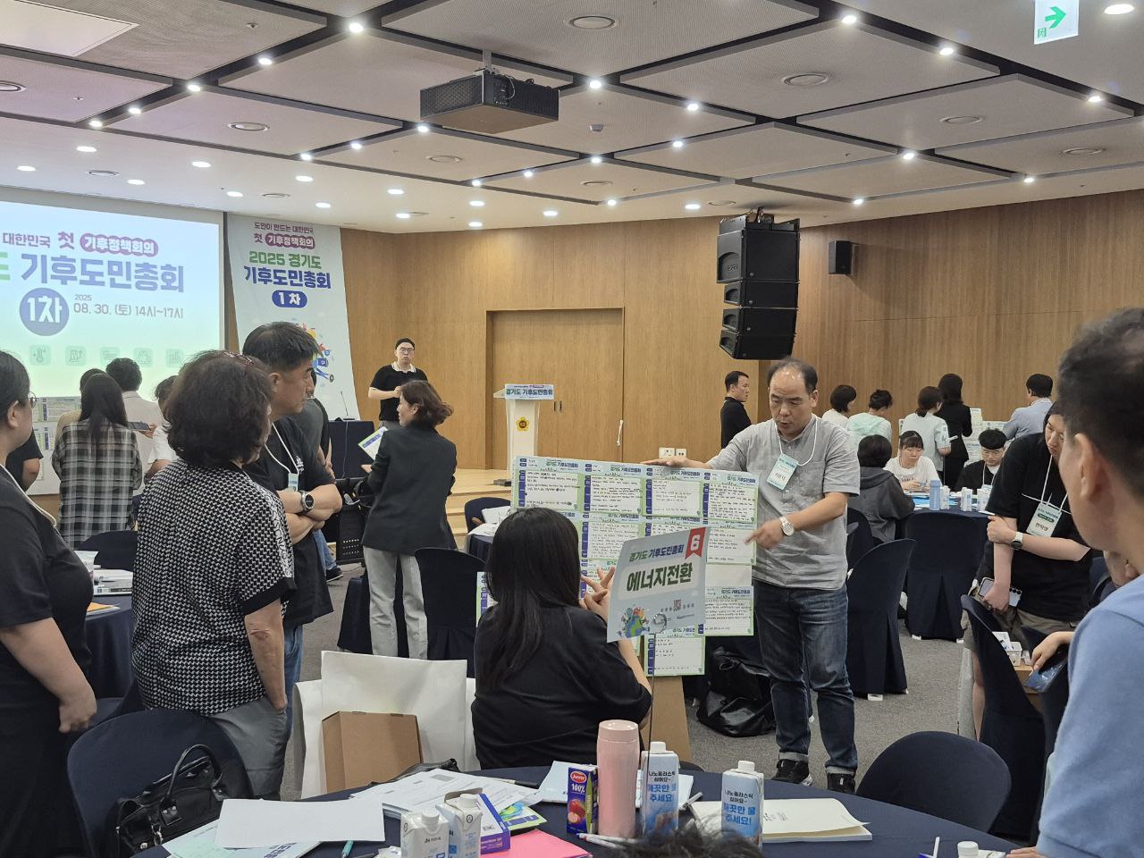 에너지전환 워킹그룹에 속한 서은덕 씨가 자신이 작성한 카드를 보여주며 정책 제안 내용을 설명하고 있다. 장태린 기자