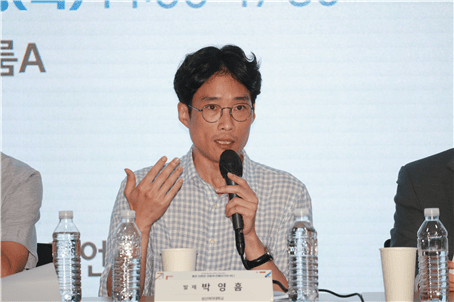 박영흠 성신여자대학교 교수가 붙박이식 수습기자 교육의 변화에 관한 심층 인터뷰 결과를 설명하고 있다. 미디어오늘 제공