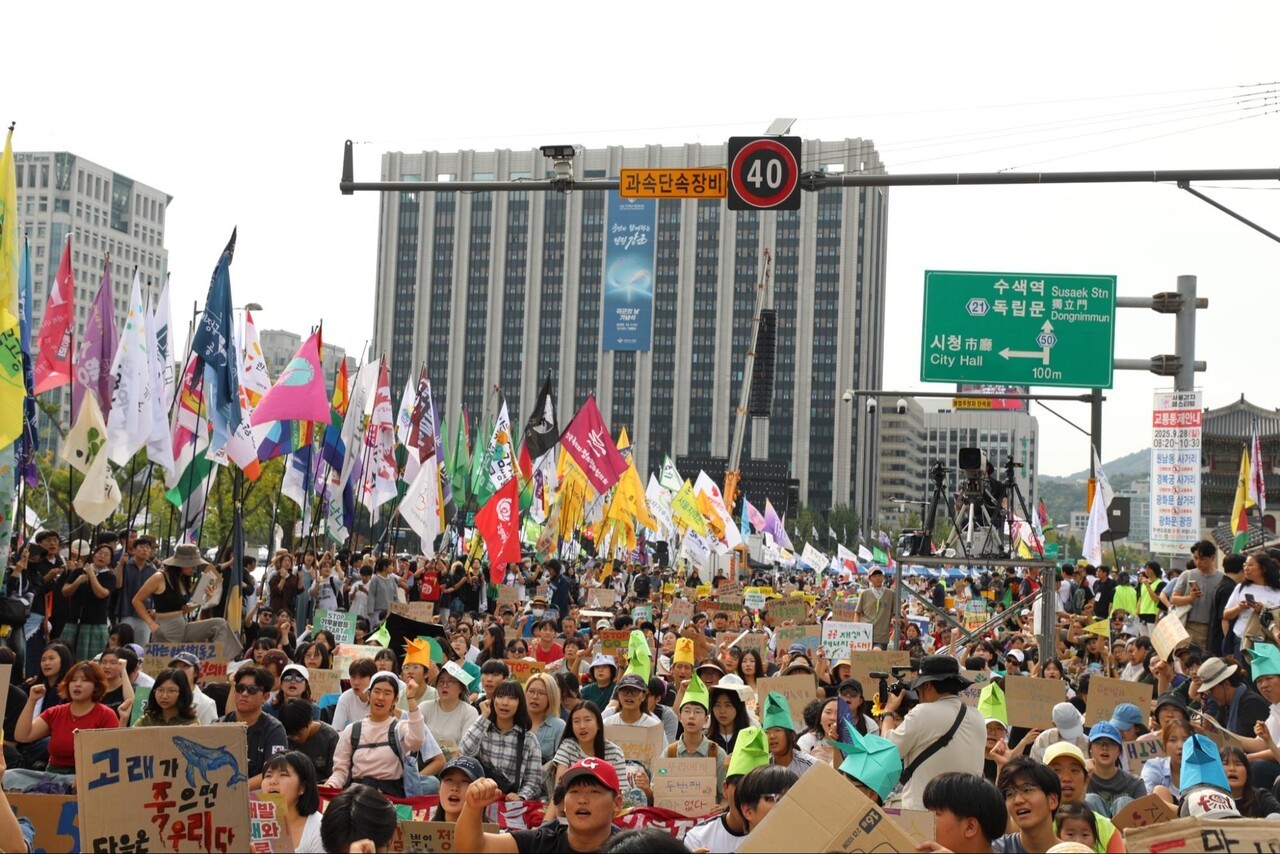 서울 광화문 동십자각에서 열린 927기후정의행진의 참가자들이 집회 진행자의 선창에 따라 ‘온실가스 감축 목표 대폭 강화하라’ 등의 구호를 외치고 있다. 참가자들은 ‘고래가 죽으면 다음은 우리다’ 등 다양한 구호가 적힌 손팻말을 각자 들고나왔다. 김동윤 기자