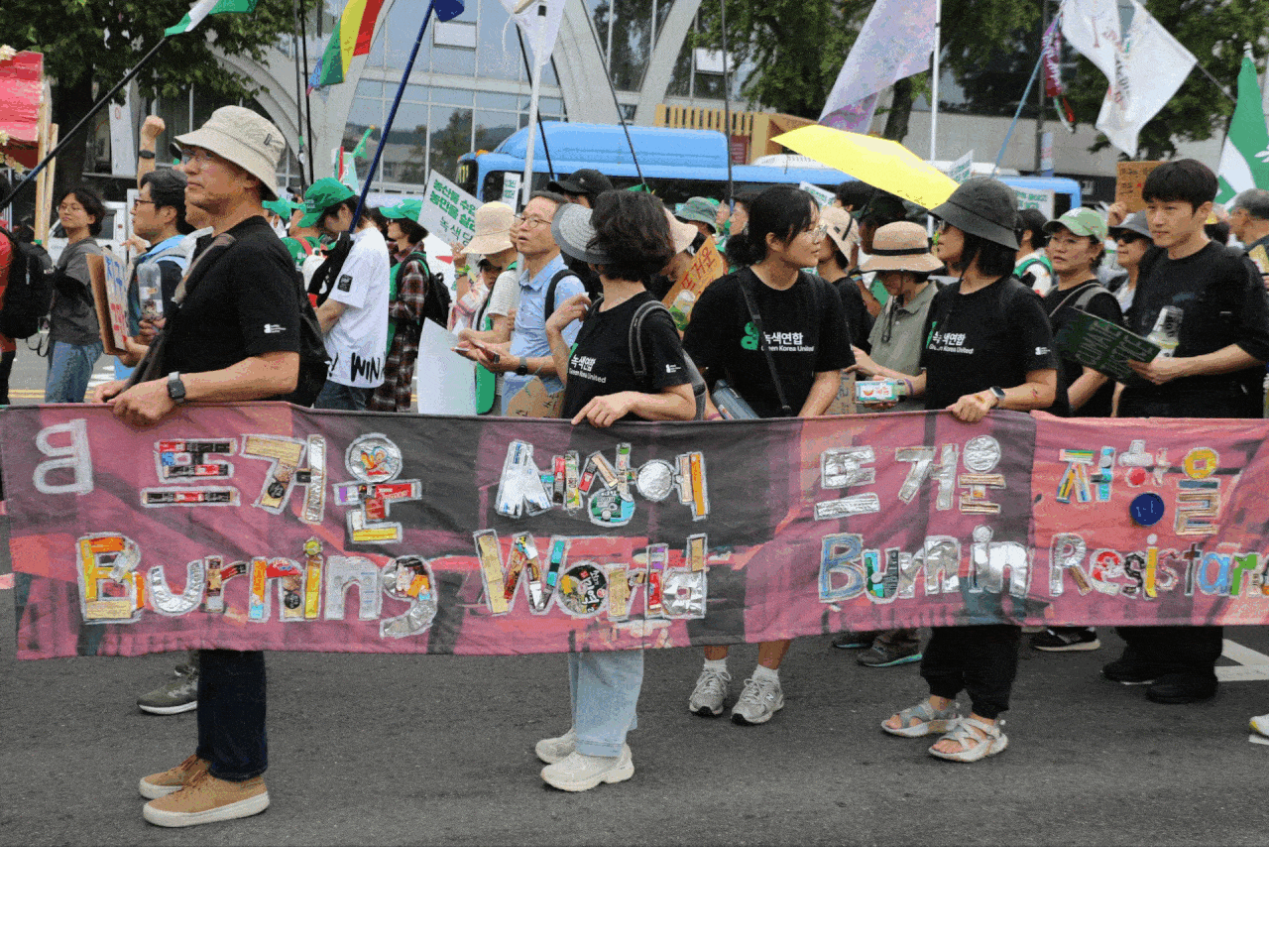 927기후정의행진에 참여한 시민들이 다양한 구호가 담긴 현수막과 손팻말, 조형물 등을 든 채 나아가고 있다. 이날 행진은 서울 광화문 동십자각에서 출발해 종각과 시청 등을 거쳐 출발지로 돌아오는 경로로 진행됐다. 이민기 기자
