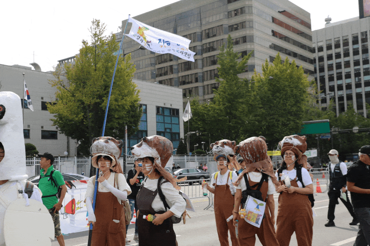 환경과생명을지키는교사모임 회원들이 수달, 따오기, 두루미 등 멸종위기 동물의 탈을 쓰고 행진하며 생물다양성 보전의 메시지를 전하고 있다. 이민기 기자