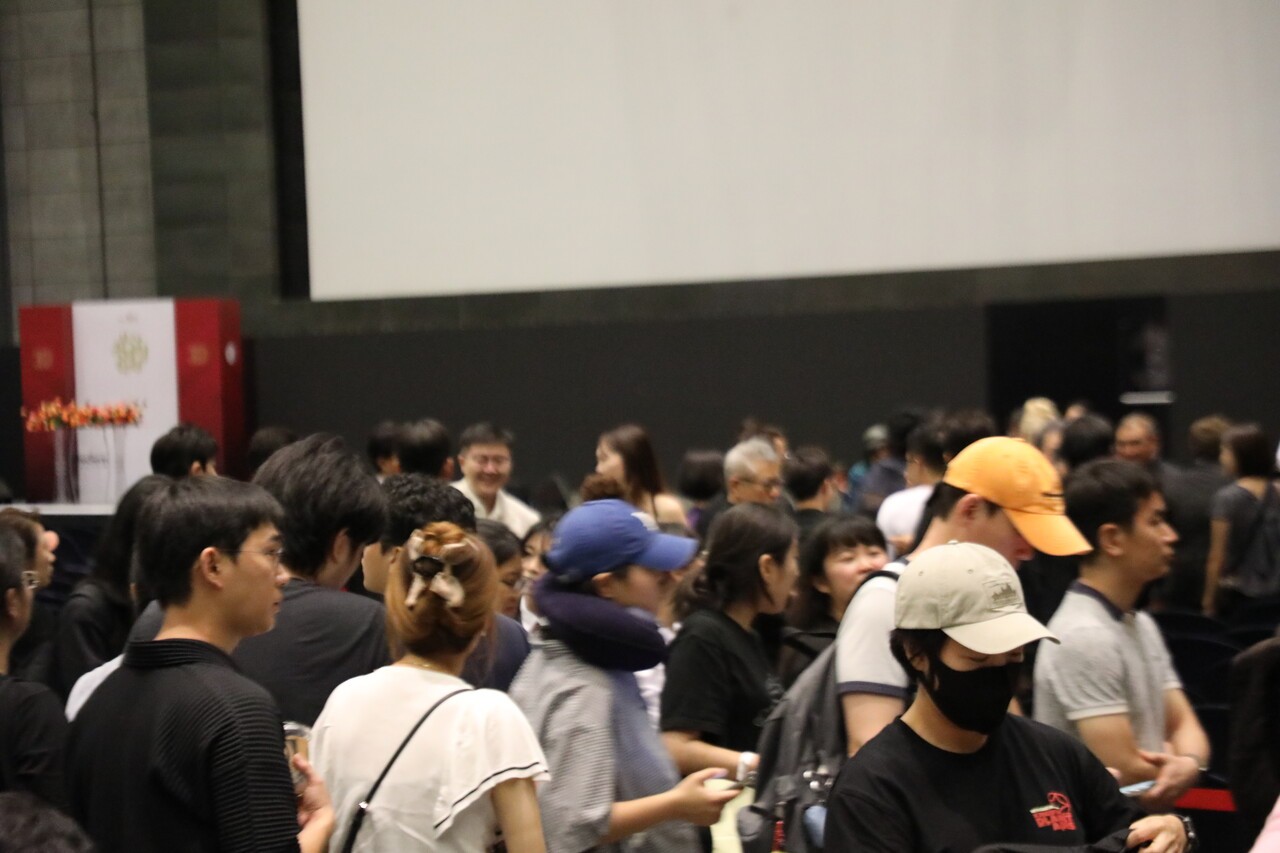 제30회 부산국제영화제 개막작 어쩔수가없다 상영 종료 후 관객들이 퇴장하고 있다. 한동윤 PD