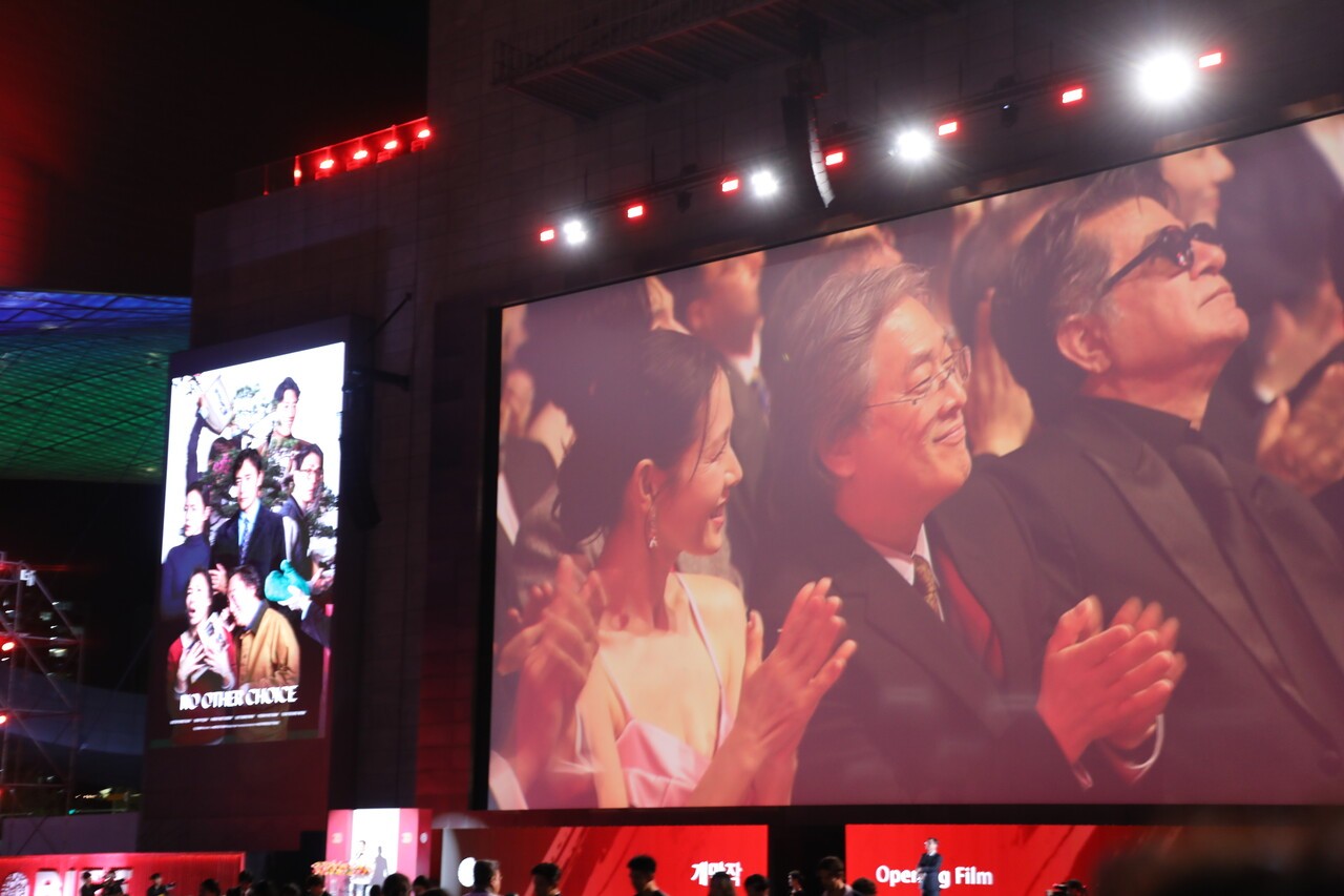 개막작 소개 중에 스크린에 비친 박찬욱 감독(가운데). 한동윤 PD