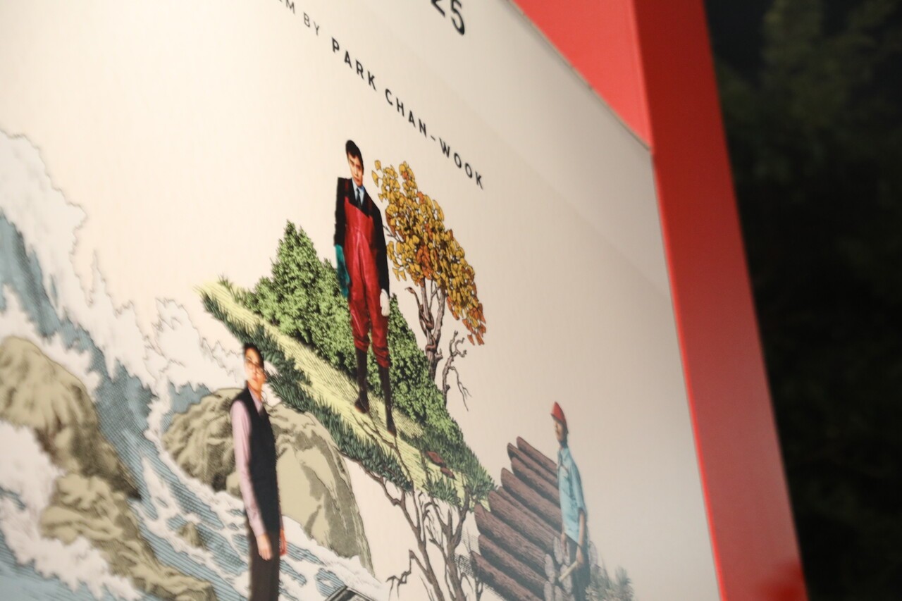 개막식 장소인 영화의 전당 야외극장 입구에 게시된 어쩔수가없다 포스터. 한동윤 PD