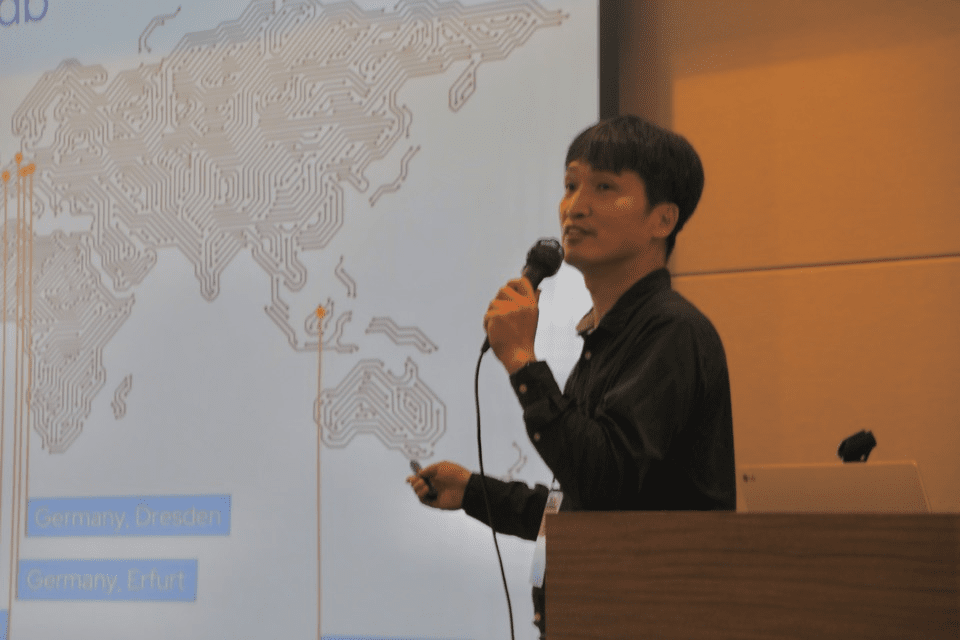 국내외 반도체기업에서 30년째 일하고 있는 이봉렬 매니저가 세계 각지에 흩어져 건설된 반도체 제조공장들을 가리키며 분산 생산이 중요한 이유를 설명하고 있다. 이민기 기자