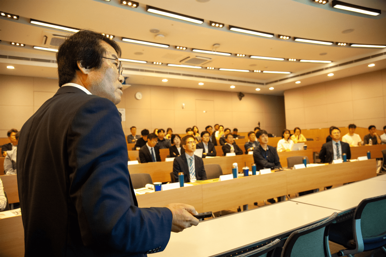 (사진) 이순형 동신대 교수가 ‘서남권 RE100산단과 계통 전환’에 관해 설명하고 있다. 기후생태연대 제공