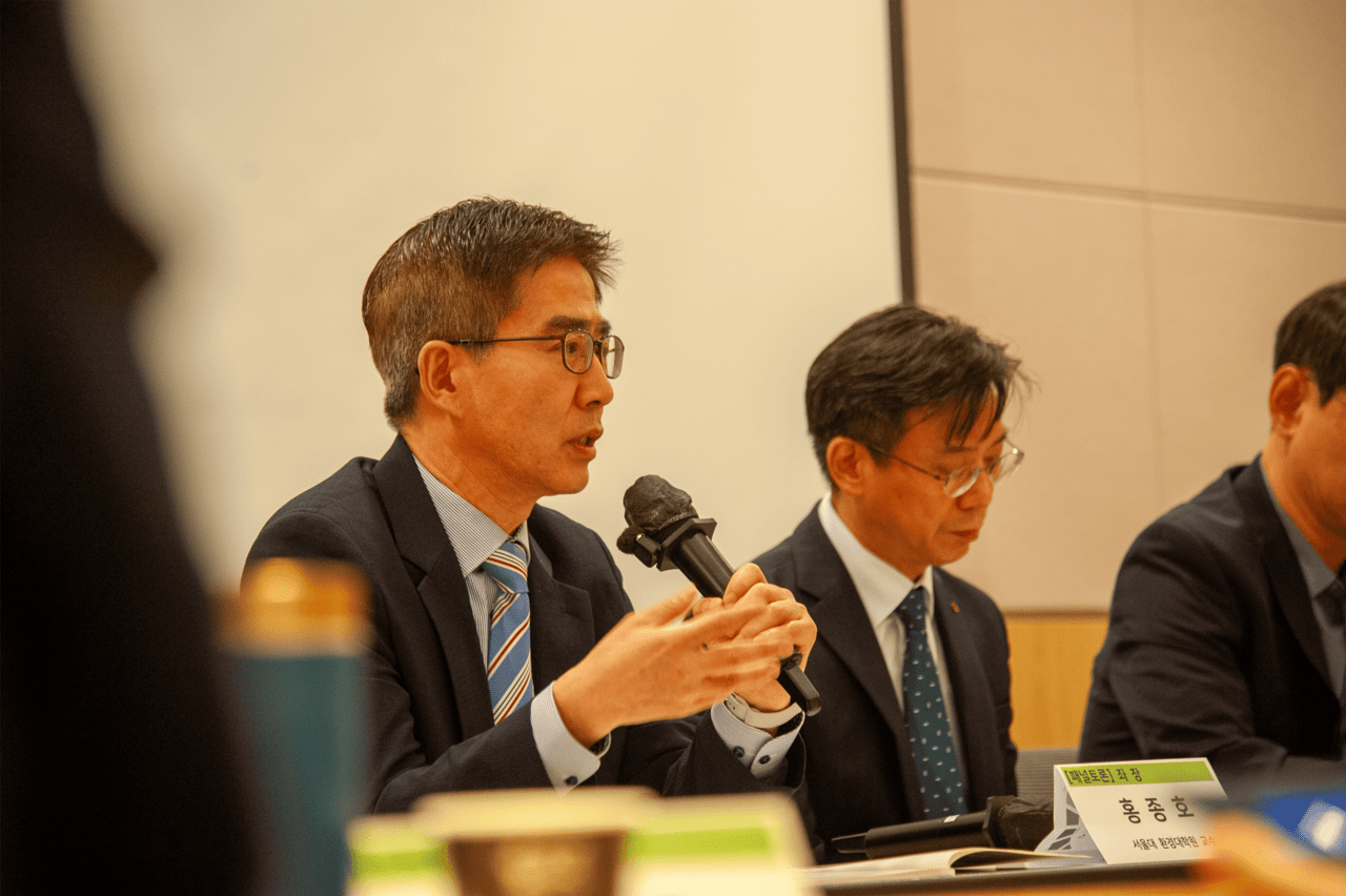 홍종호 서울대 환경대학원 교수가 패널토론을 진행하며 전력 수급 대책 없이 추진된 용인 반도체 클러스터 계획을 비판하고 있다. 기후생태연대 제공