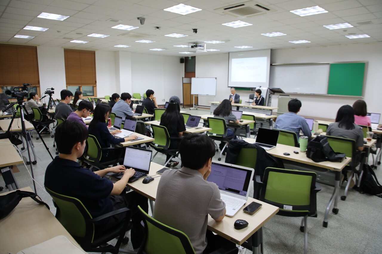 세명대 저널리즘대학원생과 학부생 등이 질의·답변 시간에 남기정 교수의 설명을 경청하고 있다. 이날 특강에는 줌(zoom) 화상회의로 연결한 외부 청중을 포함해 30여 명이 참여했다. 이윤철 PD