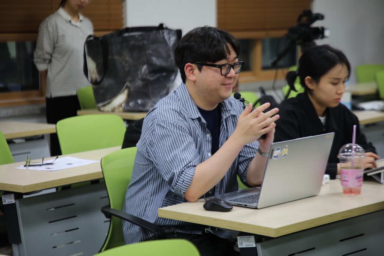 세명대 저널리즘대학원생 홍성민 씨가 질의응답 시간에 김문수 전 국민의힘 대통령 후보의 고용노동부 장관 후보자 시절 ‘일제강점기 조선인의 국적은 일본’ 발언에 관한 반박 근거를 묻고 있다. 박희현 PD