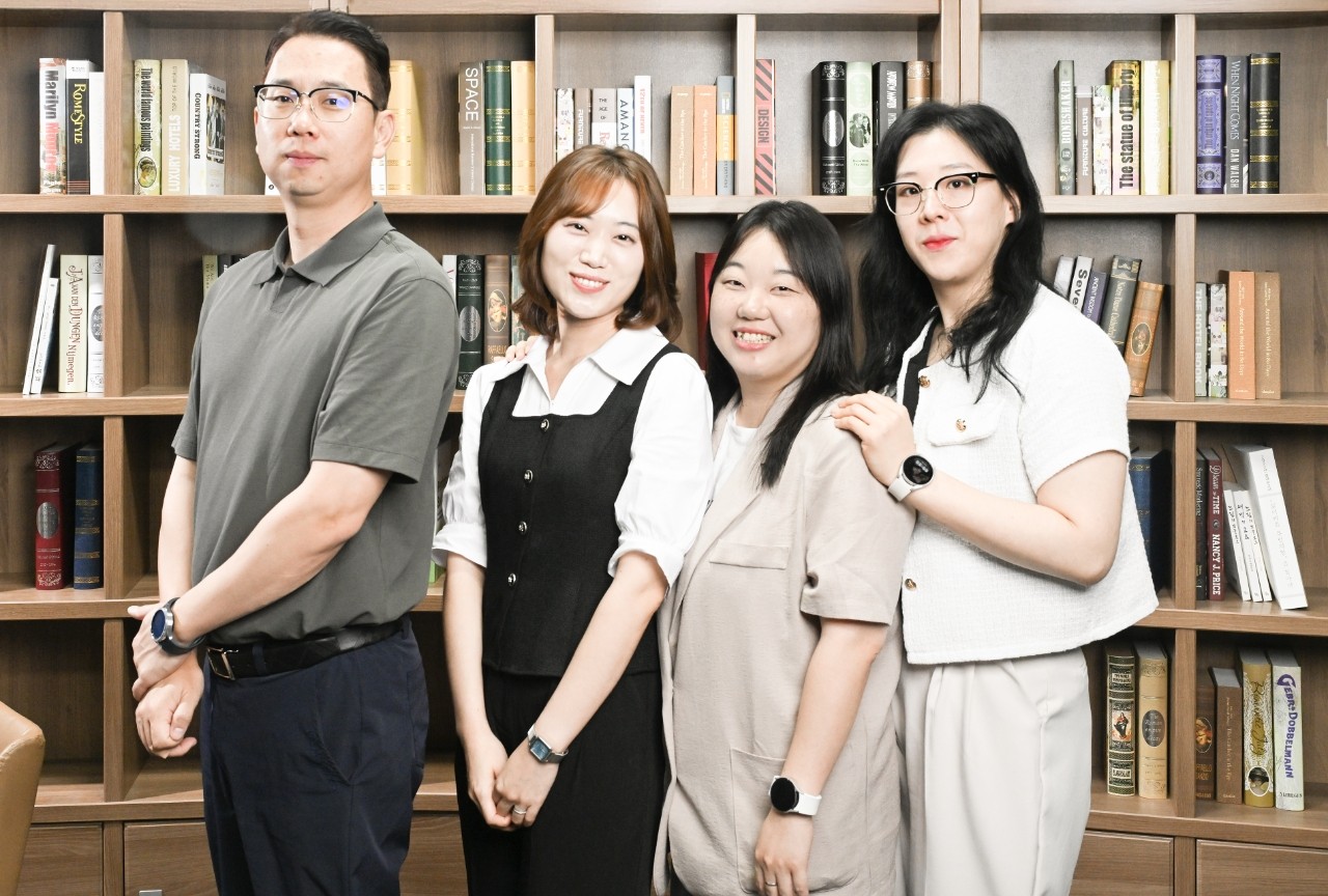 지난 5월 한 달간 보도한 ‘의원님 뭐하세요? 광역의원 공약 추적기’를 취재한 경기알파팀 기자들이다. 이연우 기자(오른쪽 두 번째)가 웃고 있다. 이연우 제공