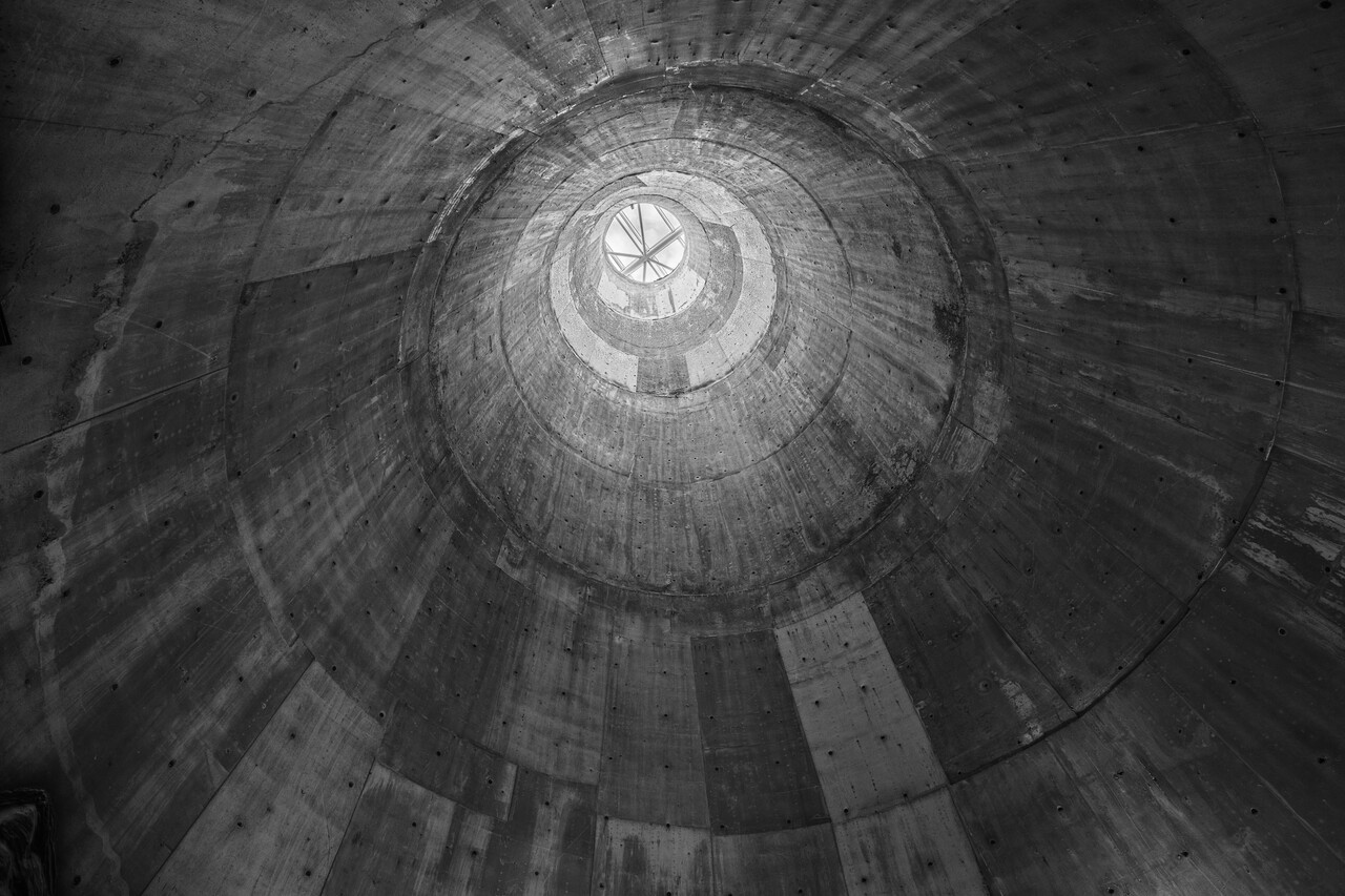 백비에서 바라보는 하늘 사진이다. ‘백비에서 바라보는 하늘’이 ‘어둠에서 바라본 빛’을 상징한다. 제주4·3평화재단 제공