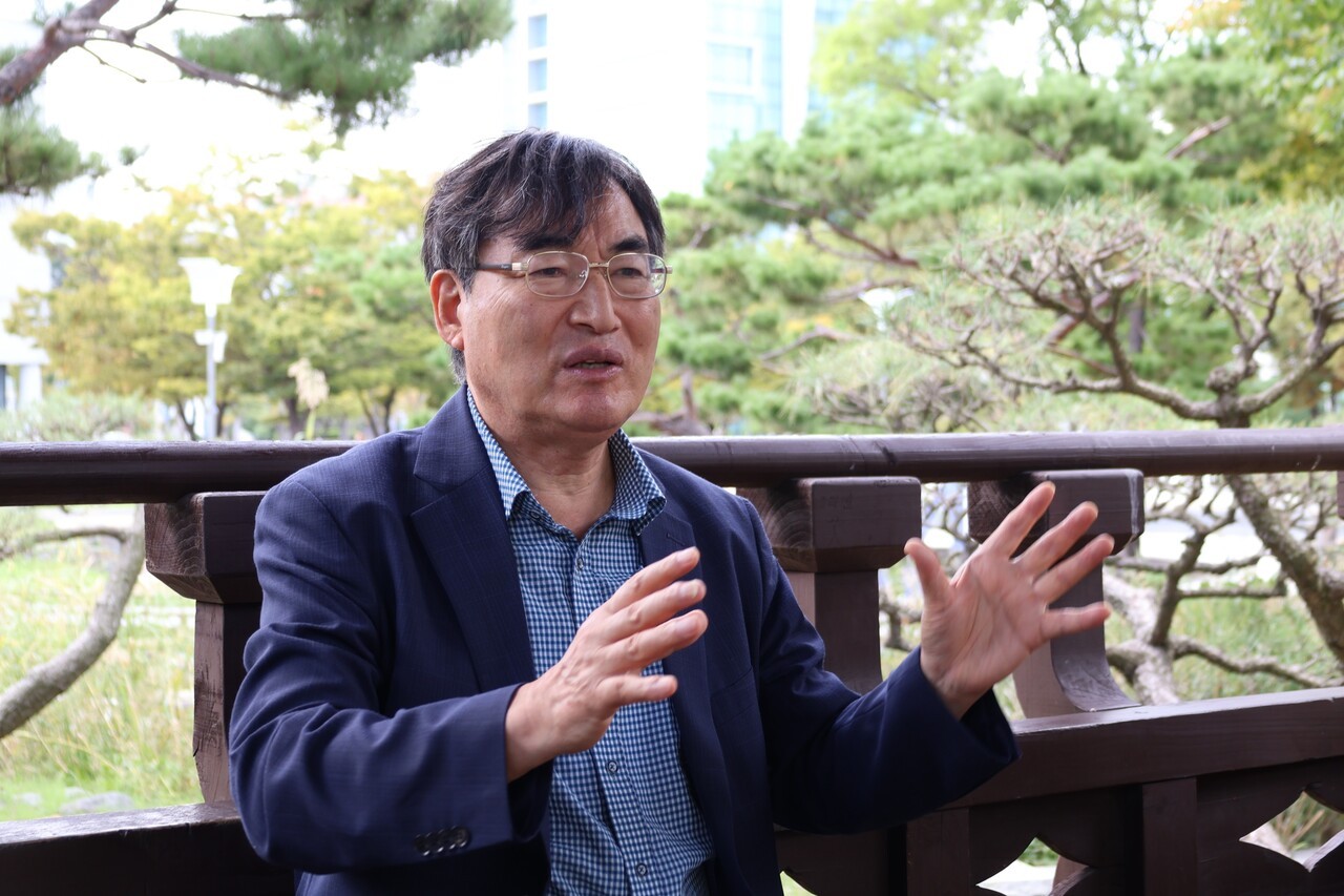 남송우 부경대학교 명예교수가 단비뉴스와의 인터뷰에서 퐁피두 센터와 체결한 MOU의 문제점을 지적하고 있다. 진수 기자