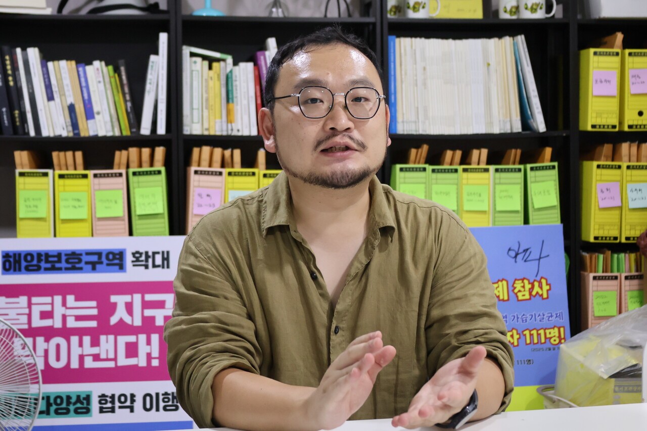 노현석 부산환경운동연합 사무처장이 단비뉴스와의 인터뷰에서 이기대의 자연환경을 보호해야 하는 이유를 설명하고 있다. 진수 기자