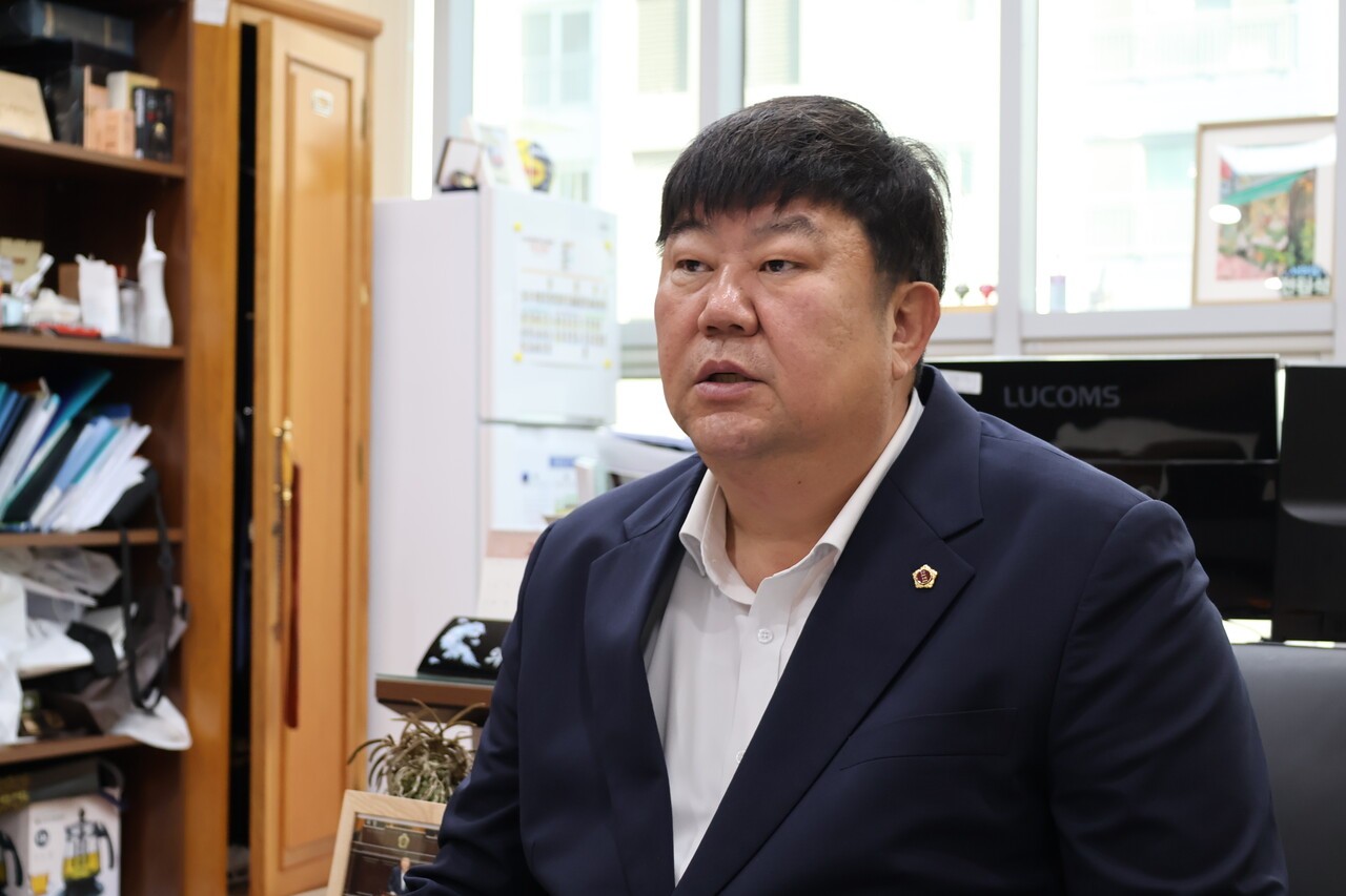 전원석 부산시 의원이 단비뉴스와의 인터뷰에서 KBS 부산총국 여론조사는 제대로 된 정보를 제공하지 않고 이뤄진 것이라고 지적했다. 진수 기자