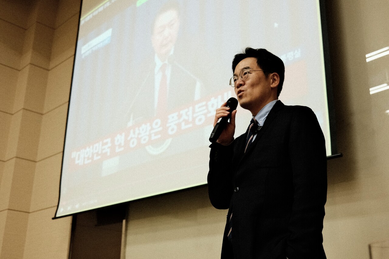 김필규 JTBC 보도국장이 세명대 저널리즘대학원 저널리즘특강에서 ‘계엄의 밤, 뉴스룸의 150분’을 주제로 강연하고 있다. 홍성민 기자