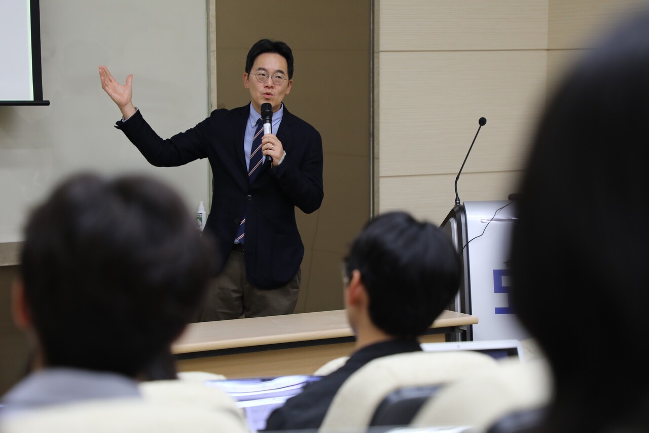 ​김필규 JTBC 보도국장이 ‘12.3 계엄’ 특보 당시 긴박하게 돌아갔던 방송 스튜디오 상황을 설명하고 있다. 홍성민 기자김필규 JTBC 보도국장이 ‘12.3 계엄’ 특보 당시 긴박하게 돌아갔던 방송 스튜디오 상황을 설명하고 있다. 홍성민 기자