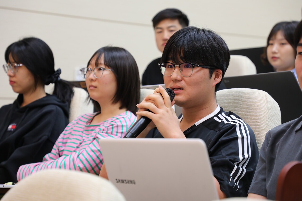 강연에 이어진 질의응답 시간에 세명대 저널리즘대학원생 김정현(25) 씨가 팩트체크를 할 때 가장 중요하게 여기는 원칙은 무엇인지 질문하고 있다. 홍성민 기자