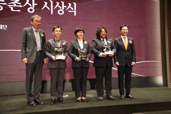 지난달 29일 서울 서초구 엘타워에서 제34회 대산농촌상 시상식이 열렸다. 왼쪽부터 박은우 심사위원장, 김동관 전라남도농업기술원 자원경영과장, 양혜숙 아침미소 대표이사, 황민호 커뮤니티저널리즘센터 이사장, 대산농촌재단 김기영 이사장이 기념사진을 촬영하고 있다. 김예은 기자