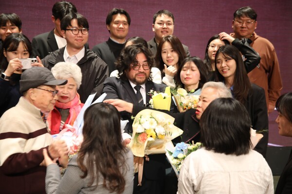 농촌발전 부문에서 수상한 황민호 커뮤니티저널리즘센터 이사장이 커뮤니티저널리즘센터에서 운영 중인 ‘풀뿌리저널리즘스쿨’ 졸업생들과 가족들에게 축하받고 있다. 김예은 기자