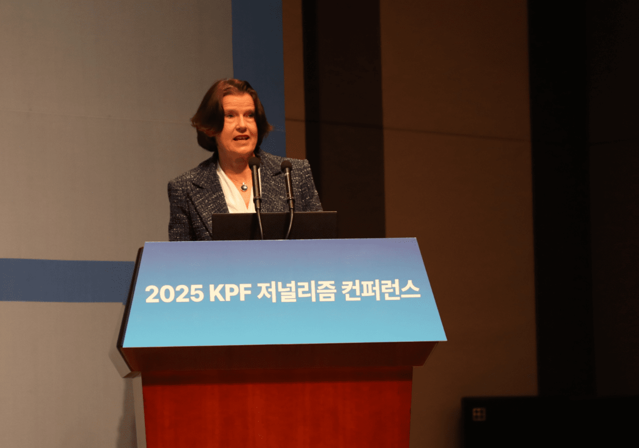지난달 30일 열린 2025 KPF 저널리즘 컨퍼런스에서 ‘변화한 시대 저널리스트의 역할과 정체성’에 대해 발표하고 있는 알렉산드라 보르하르트 박사. 김여진 기자