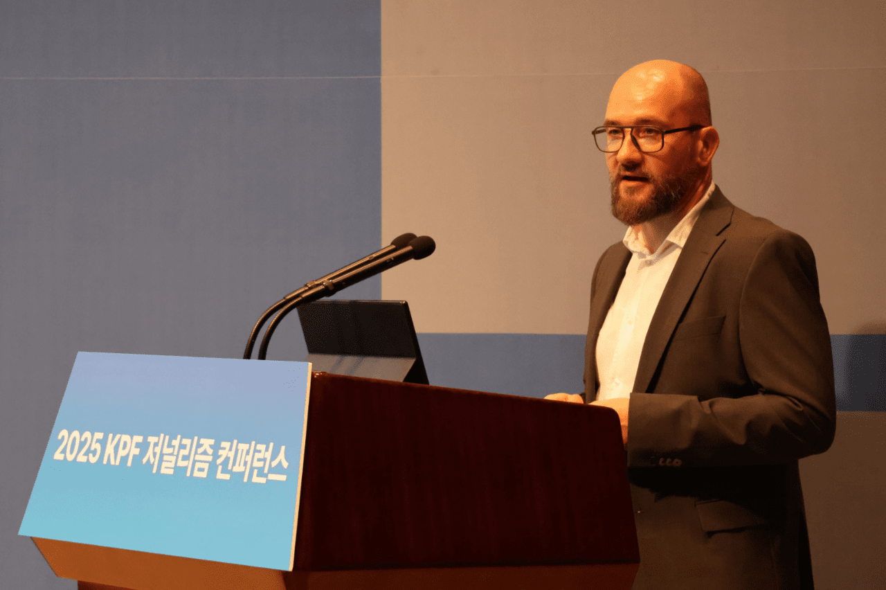 지난달 30일 열린 2025 KPF 저널리즘 컨퍼런스에서 ‘건강한 저널리즘을 위한 AI 기술의 활용’에 대해 발표하고 있는 마르쿠스 프란츠 이펜디지털 CTO. 진수 기자