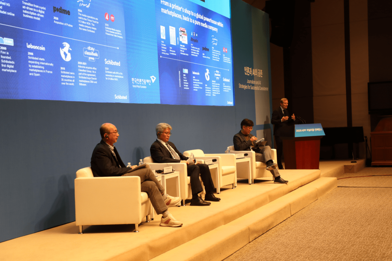  지난달 30일 열린 2025 KPF 저널리즘 컨퍼런스에서 크리스티안 하네보르그 십스테드 마케팅 총괄 부사장이 ‘지속 가능한 저널리즘을 위한 비즈니스 전략’에 대해 발언하고 있다. 앉아있는 사람은 사진 왼쪽부터 토론자인 경향신문 김경근 미디어전략실장, 좌장 김경태 MBC 공영미디어연구소장, 토론자 조영신미디어랩 씨엔엑스 대표. 김여진 기자