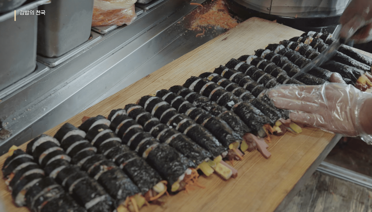‘김밥의 천국’ 출연자가 김밥을 썰고 있는 장면. 출처 엠키타카 유튜브 화면 갈무리