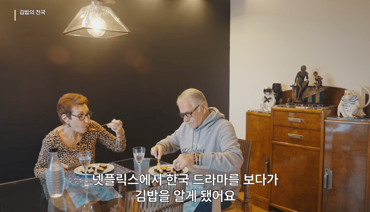 ‘김밥의 천국’ 출연자가 김밥을 먹고 있는 장면. 출처 엠키타카 유튜브 화면 갈무리