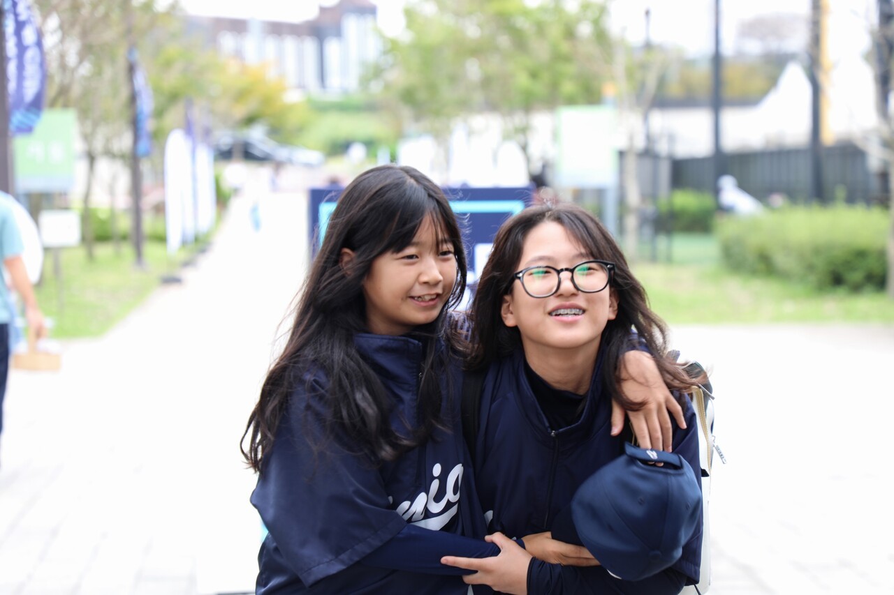 지난달 12일 경기도 화성시 화성드림파크야구장 앞에서 안하율(10·왼쪽)과 김아인(13·오른쪽)이 서로 인사를 나누고 있다. 전설 기자