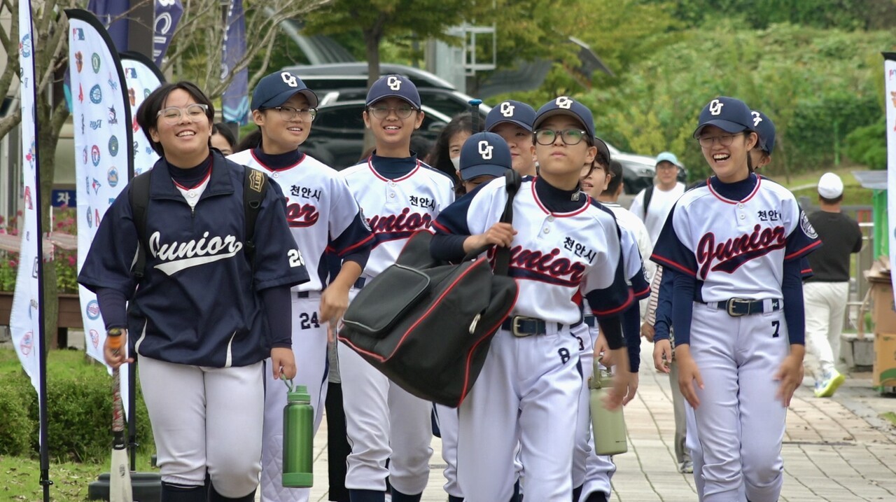 지난달 12일 경기도 화성시 화성드림파크야구장을 향해 천안 주니어 여자야구단 선수들이 걸어오고 있다. 천안 주니어 여자야구단은 제1회 교원투어배 순수주말반 전국리틀대회에 참가한 유일한 여자 단일팀이다. 전설 기자