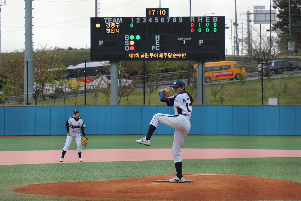 천안 주니어 여자야구단의 정하율(13)이 선발 투수로 마운드에 올랐다. 전설 기자