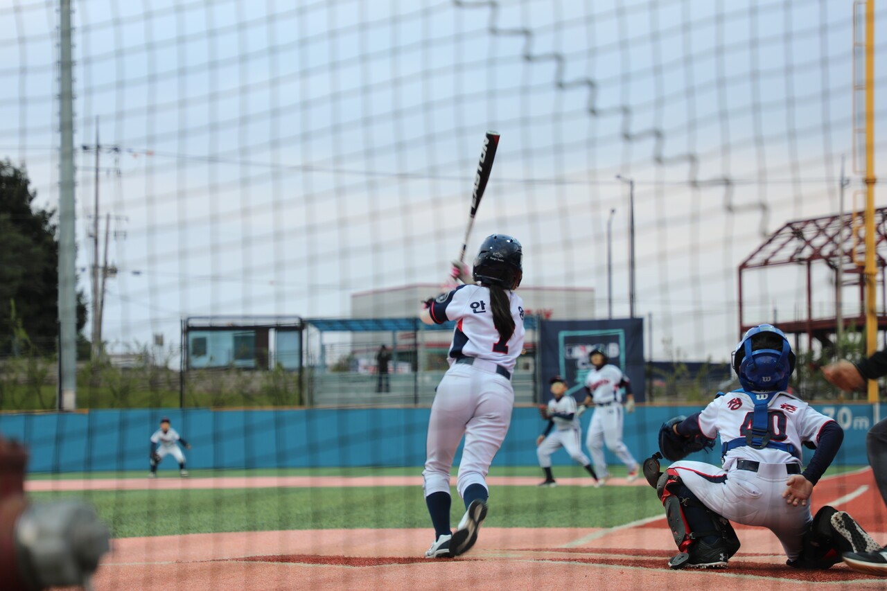 1회 말, 천안 주니어 여자야구단의 안하영(13)이 적시타를 치고 있다. 전설 기자