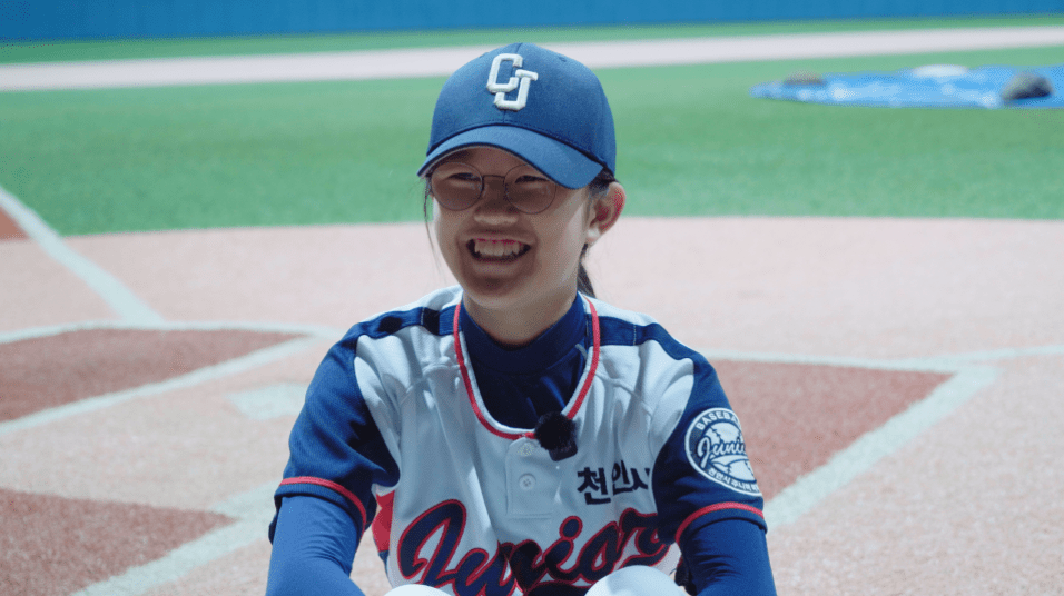 지난달 12일 제1회 교원투어배 순수주말반 전국리틀대회에서 그라운드 홈런을 터뜨린 안하영(13)이 단비뉴스와 인터뷰하고 있다. 전설 기자