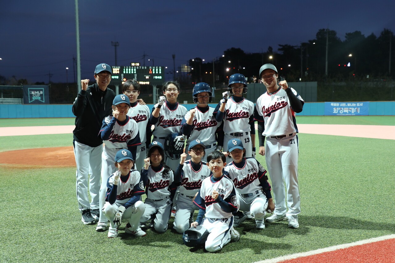 지난달 12일 제1회 교원투어배 순수주말반 전국리틀대회 첫 경기가 열렸다. 천안 주니어 여자야구단이 11대1로 승리하고 단체 사진을 찍고 있다. 위에서 왼쪽 끝은 안영진 감독, 오른쪽 끝은 이현 코치다. 전설 기자