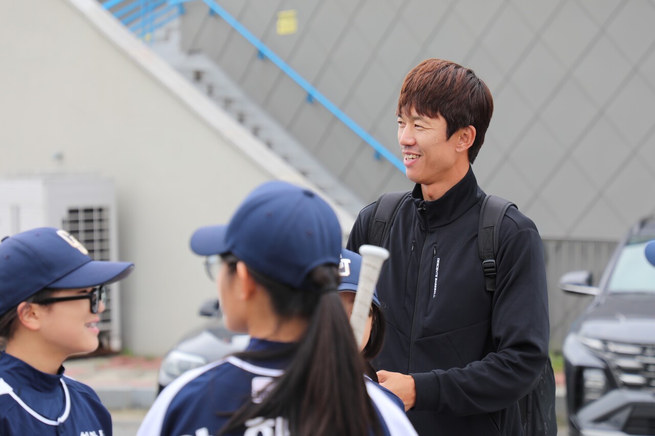 안영진(42) 천안 주니어 여자야구단 감독이 웃고 있다. 전설 기자