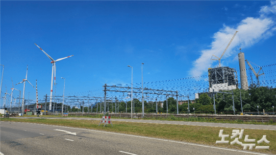 풍력발전시설이 가동 중인 가운데 화력발전시설이 철거되고 있는 모습. 암스테르담=최원철 기자