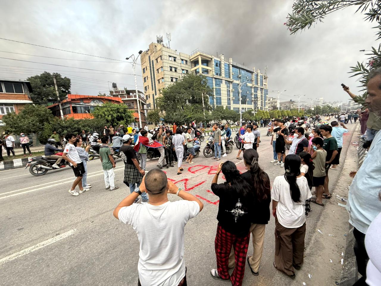 시위대가 점거한 카트만두의 바네슈워 거리. 라쉬미는 그날 카트만두의 모든 도로가 시위대로 막혀 도보로만 이동할 수 밖에 없었다고 떠올렸다. 라쉬미 제공