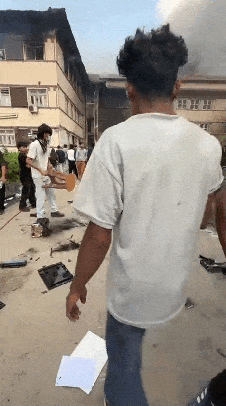 9일 대법원의 모습. 집기를 파괴하는 시위대 뒤로 연기가 나고 있다. 라쉬미 제공