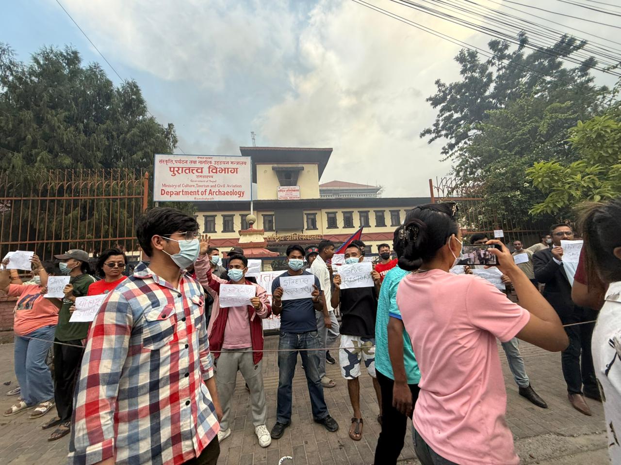 시위대의 파괴를 막으려는 일부 시민들이 네팔의 정부 부처 가운데 하나인 고고학부(Department of Archaeology) 청사 앞을 지키고 있다. 라쉬미 제공