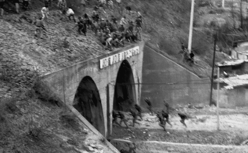 이른바 '안경다리 투석전'. 다리 위에는 광부가, 다리 밑에는 경찰이 있다. 엣나인필름 제공