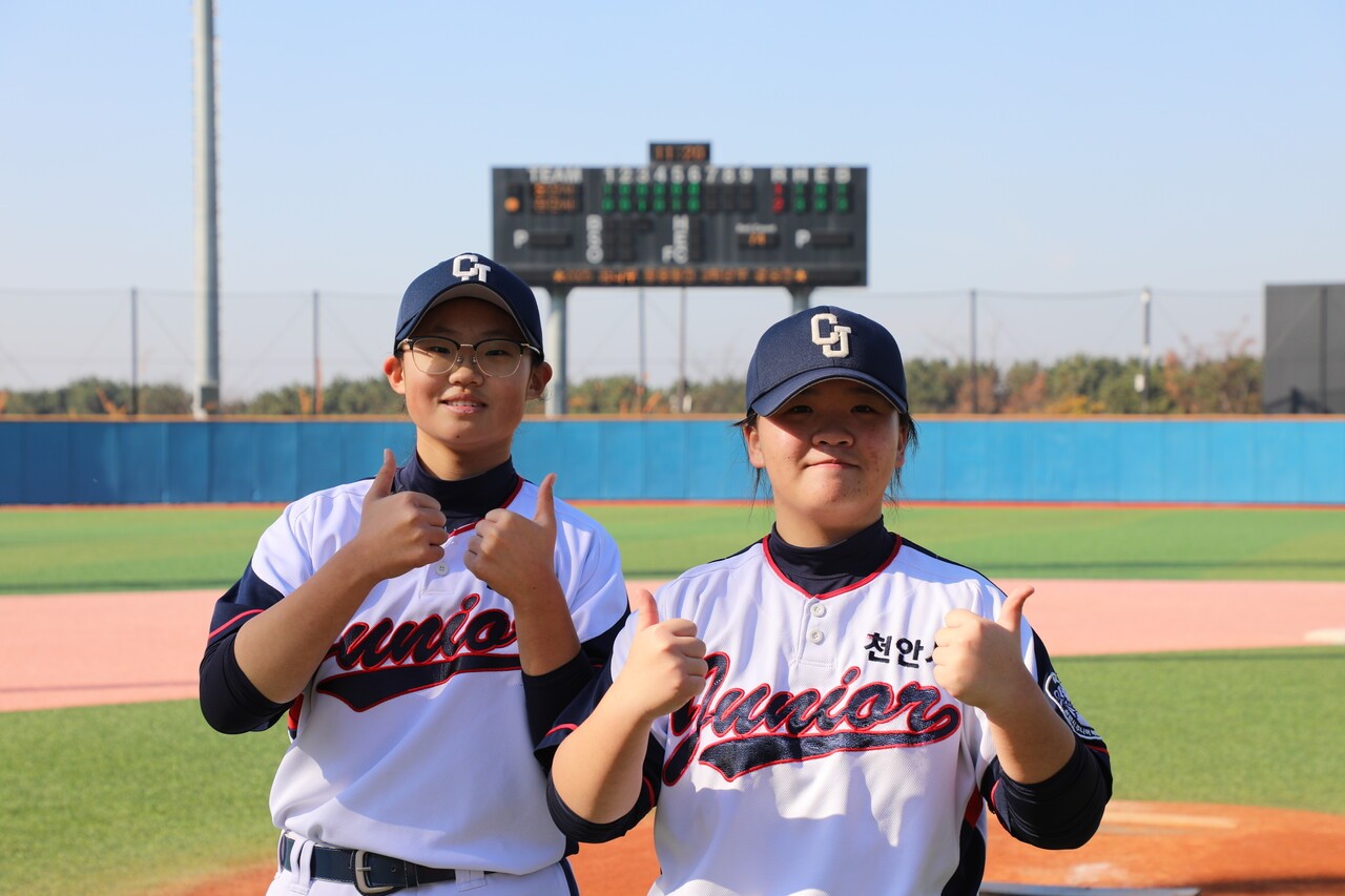 지난 15일 경기가 끝나고 이교빈(12, 왼쪽)과 이서정(13, 오른쪽)이 포즈를 취하고 있다. 전설 기자