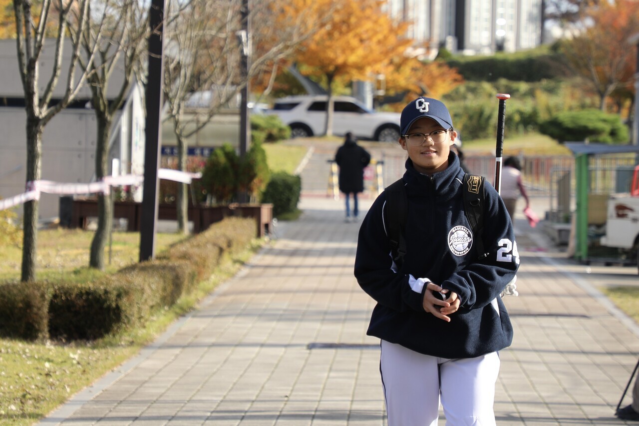 지난 2일 이교빈(12)이 제1회 교원투어배 순수주말반 전국리틀대회 2차전 경기를 치르기 위해 화성드림파크 경기장에 들어서고 있다. 전설 기자