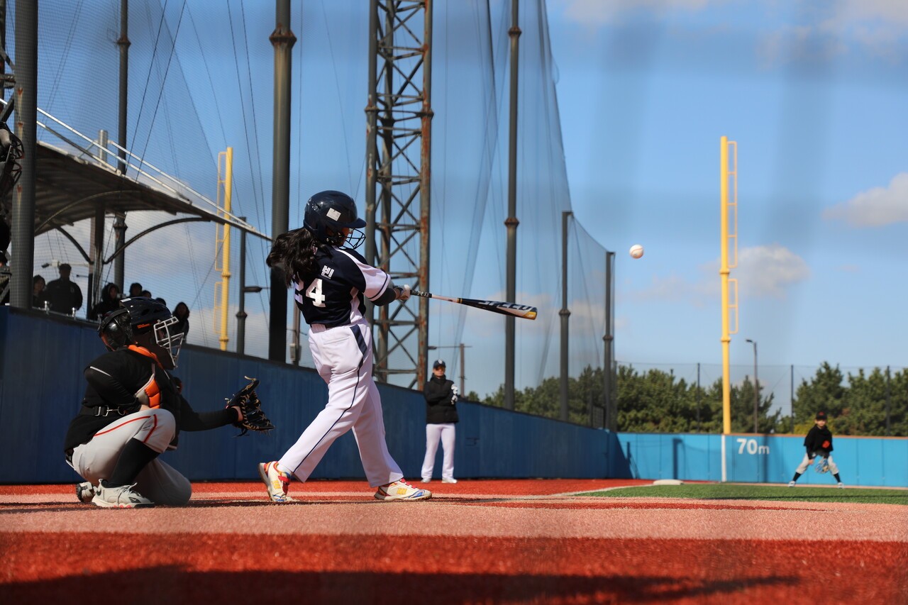 지난 2일 이교빈(12)이 제1회 교원투어배 순수주말반 전국리틀대회 2차전 경기에서 안타를 치고 있다. 전설 기자