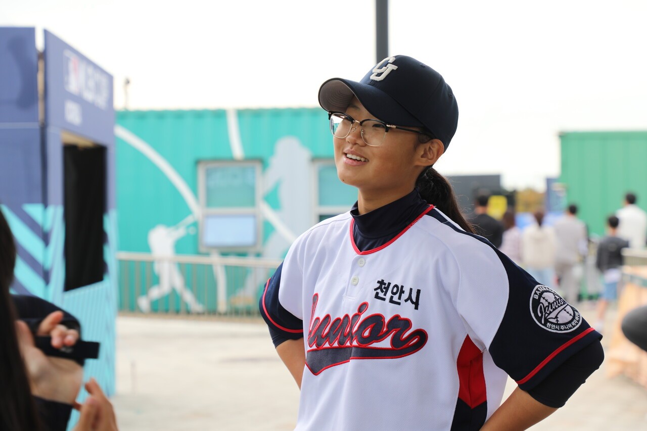 지난달 12일, 이교빈이 경기 시작 전 천안 주니어 여자야구단 선수들과 이야기를 나누고 있다. 전설 기자