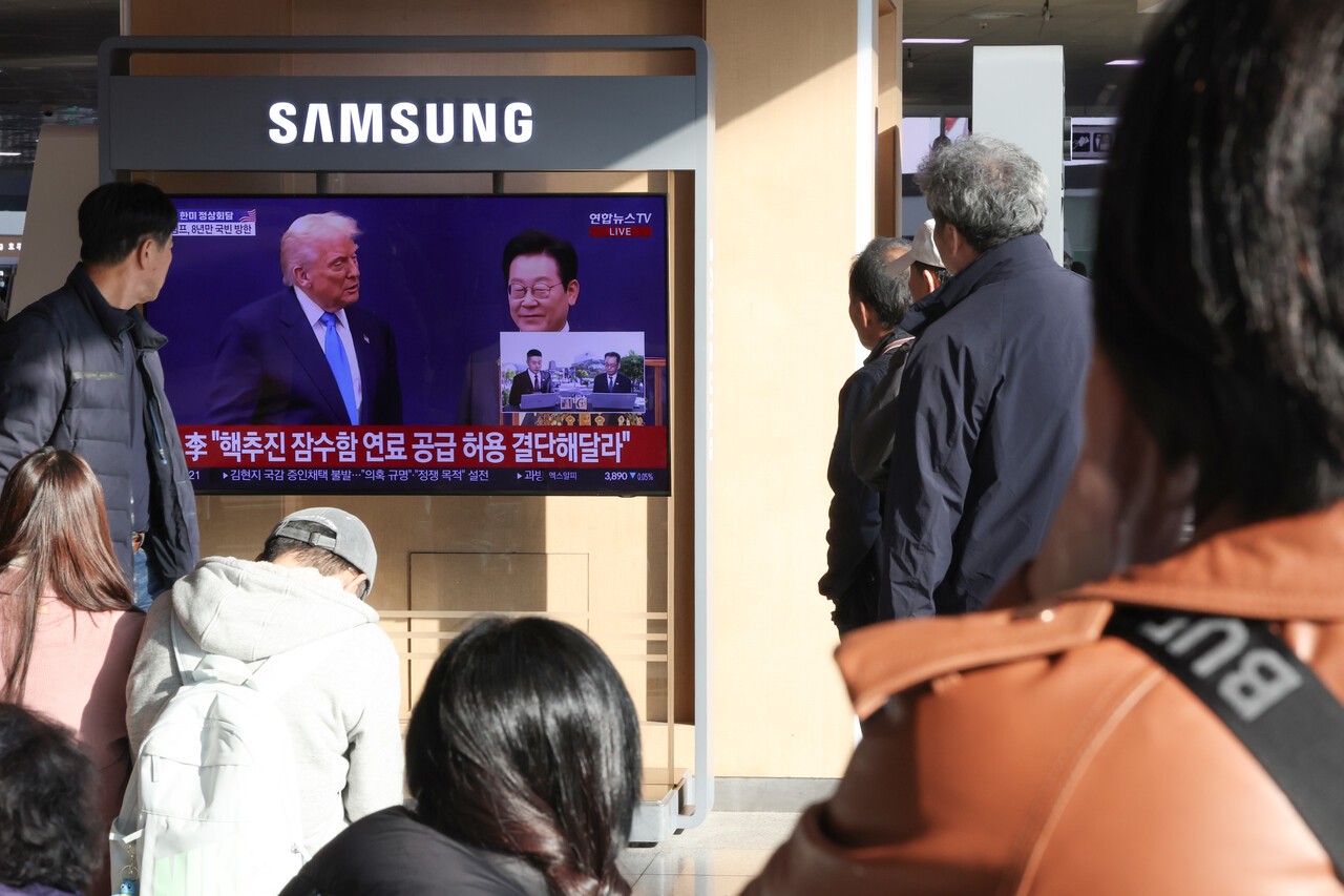 서울역에서 시민들이 뉴스를 보고 있다. 연합뉴스